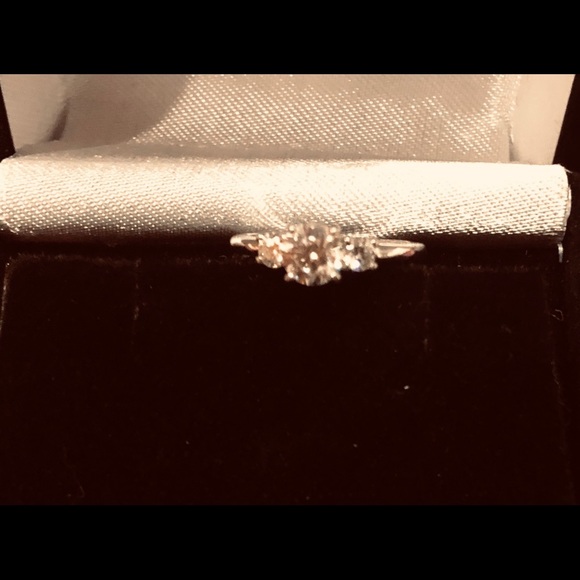 Engagement ring - Picture 2 of 6